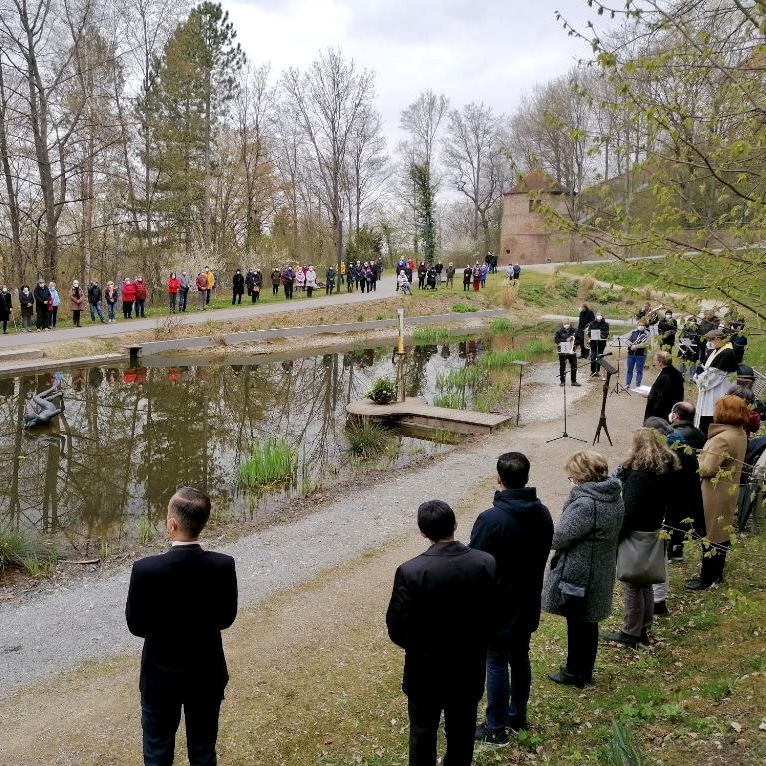 Gemeinsam als Stadtgesellschaft den im letzten Jahr Verstorbenen zu gedenken, in einer Zeit, in der es nicht einfach war, Abschied zu nehmen - das war das Ziel des Gedenkgottesdienstes am 18. April.