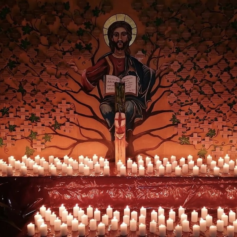 An Allerseelen gedachten wir der Verstorbenen des vergangenen Jahres und entzüdeten 157 Kerzen für sie.