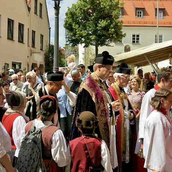 Der Historische Pilgerzug am letzten Tag des Altstadtfests erinnert an die Wallfahrten der Friedberger Bürgerschaft zur Wallfahrtskirche Herrgottsruh.