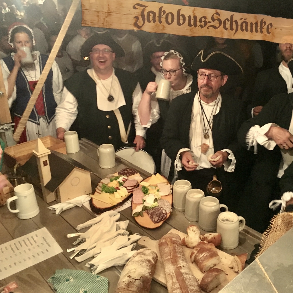 Auch beim Altstadtfest 2023 lädt die »Jakobus-Schänke« unserer Pfarrei wieder ein zur Begegnung, zum Essen und Trinken.