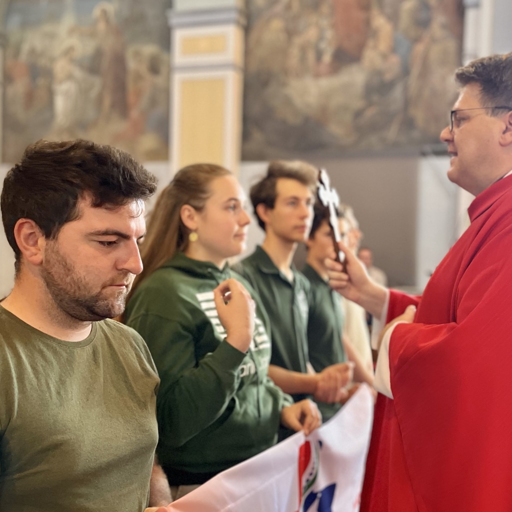 15 Pilger unserer Gemeinde sind während des feierlichen Gottesdienstes am Patrozinium zum Weltjugendtag 2023 nach Lissabon ausgesandt worden.
