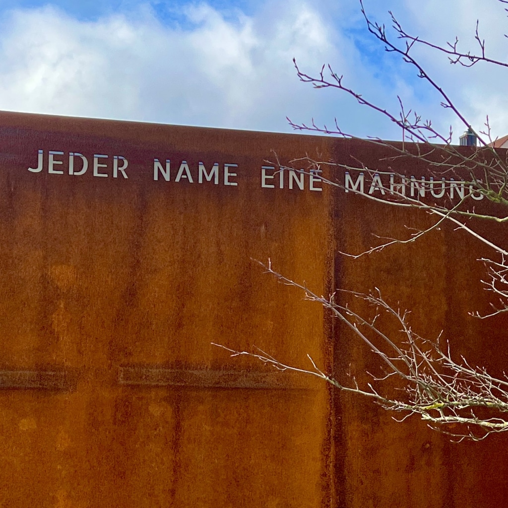 Der Volkstrauertag ist kein bequemer Feiertag, aber ein wichtiger, denn er führt uns dahin, so Geschichte weh tut. Damit wir aus der Katastrophe der Vergangenheit lernen.