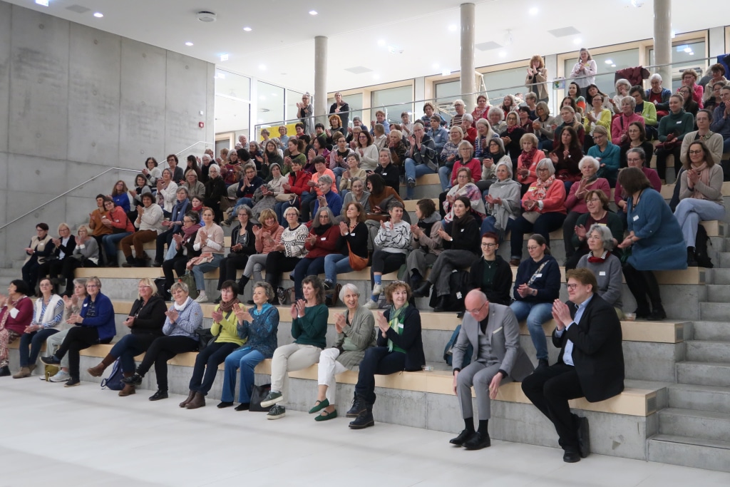 Sie möchten für Ihre Verstorbenen eine Gedenkmesse feiern lassen oder für sich in einem besonderen Anliegen? Dann können Sie die Messe auch online angeben.