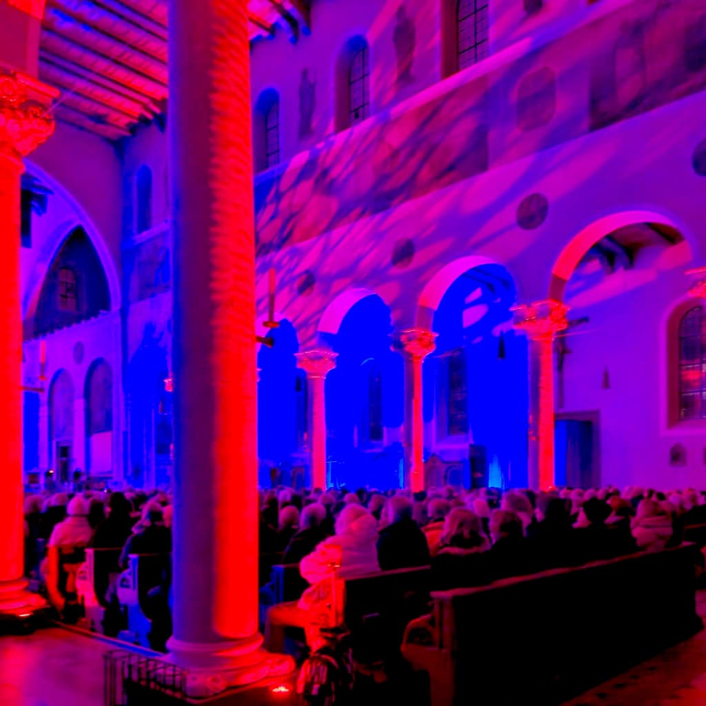 Über 400 Besucher erleben „Interstellar“ in St. Jakob: Orgel, Licht und Wort verschmelzen zu einem intensiven Gesamterlebnis, das Raum, Wahrnehmung und existenzielle Fragen auf besondere Weise verbindet.