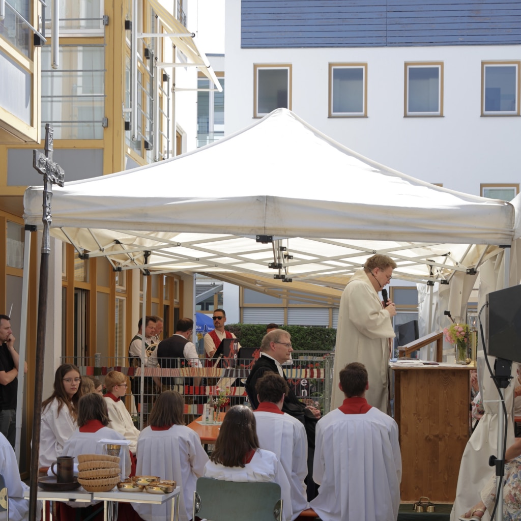 120 Jahre Förderverein Ambulante Krankenpflege und 30 Jahre Sozialzentrum: Mit einem ökumenischen Festgottesdienst wurde in Friedberg das Doppeljubiläum gefeiert. Pfarrer P. Steffen Brühl erinnerte an die Anfänge der Krankenpflege und rief dazu auf, Verantwortung für Menschen in Not zu übernehmen.